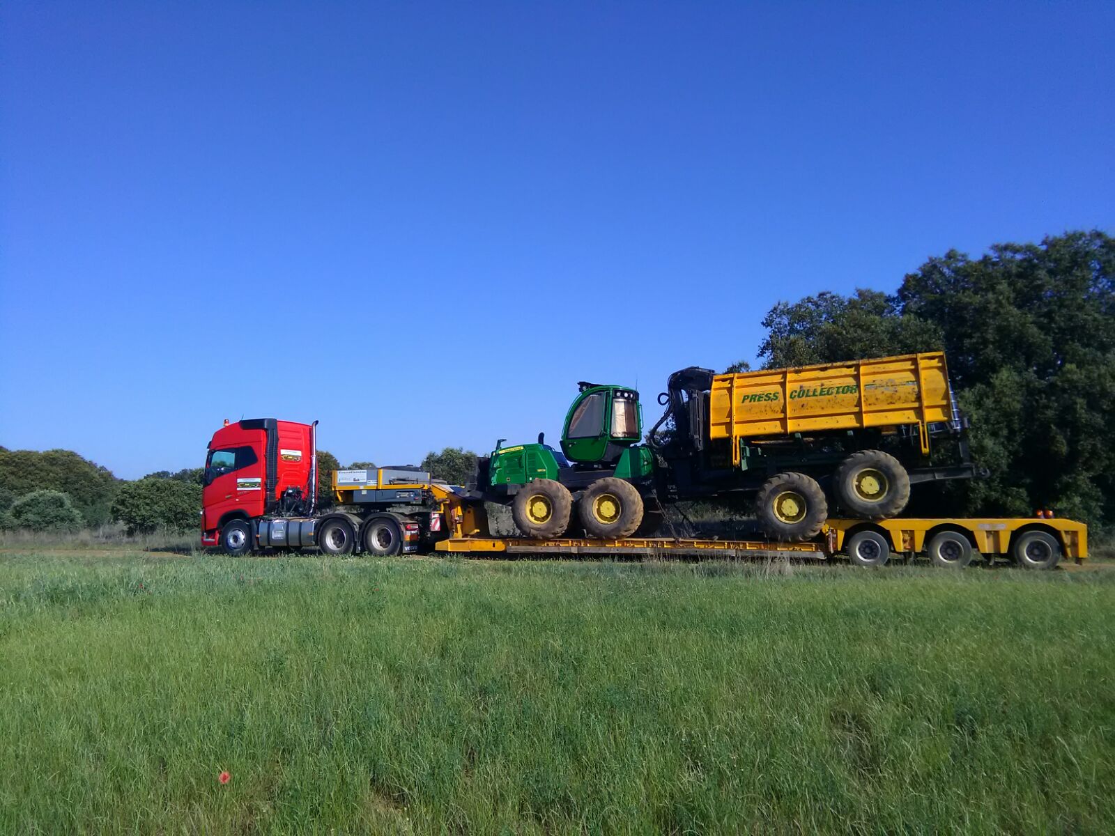 Fotografía de un camión cargando de un tractor