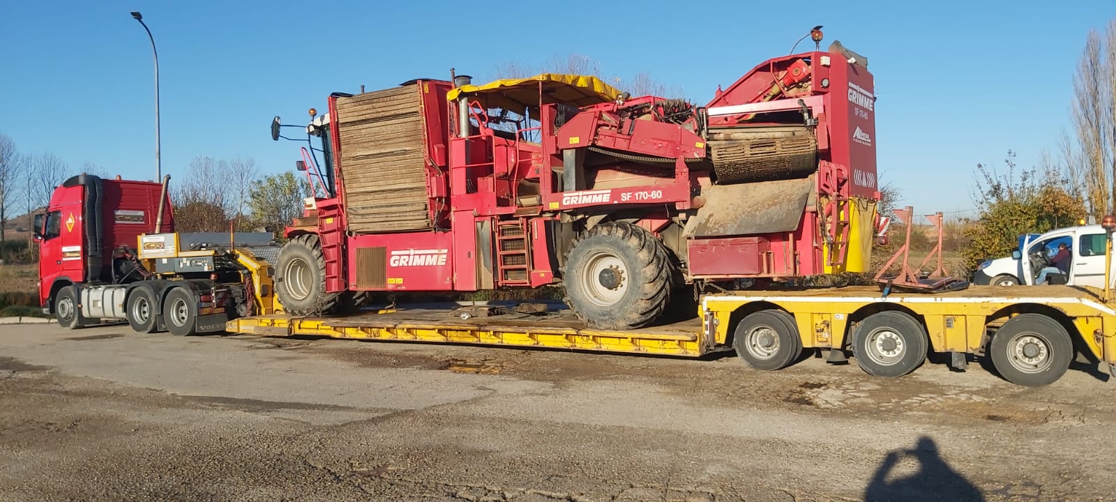 Camión transportando maquinaria pesada